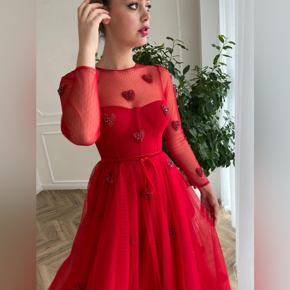 Teuta Matoshi Draped Heart Dress size 6 pristine condition
Beautiful red - Picture 6 of 16